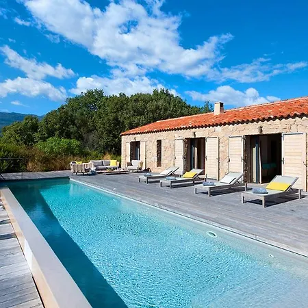 Pruno Sleeps 4 Pool Air Con Wifi
